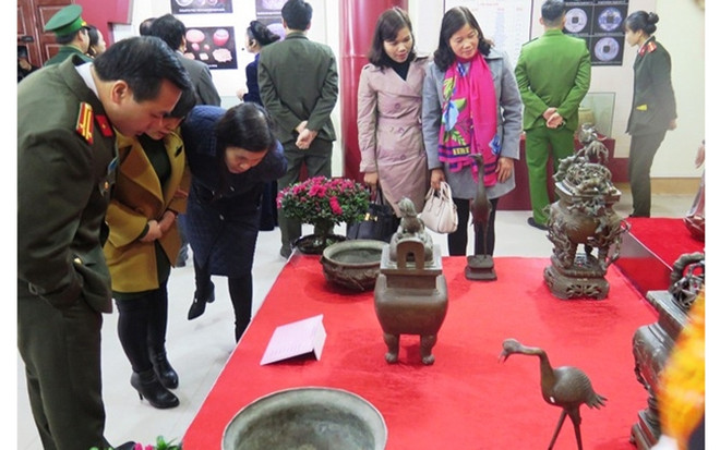 Realizan exposición de antigüedades de región fronteriza vietnamita ảnh 1 Realizan exposición de antigüedades de región fronteriza vietnamita ảnh 1