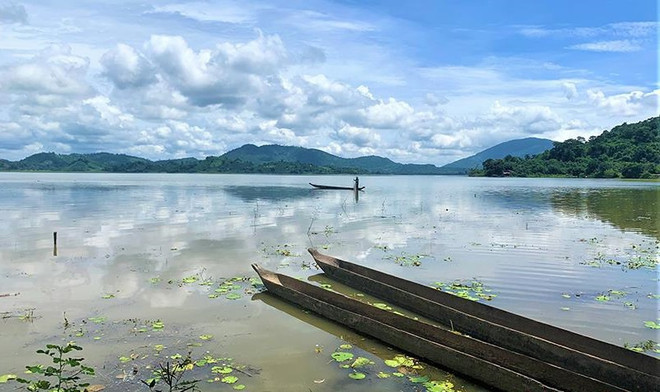 Lago de Lak: panorama más poético en Altiplanicie Occidental de Vietnam ảnh 1 Lago de Lak: panorama más poético en Altiplanicie Occidental de Vietnam ảnh 1