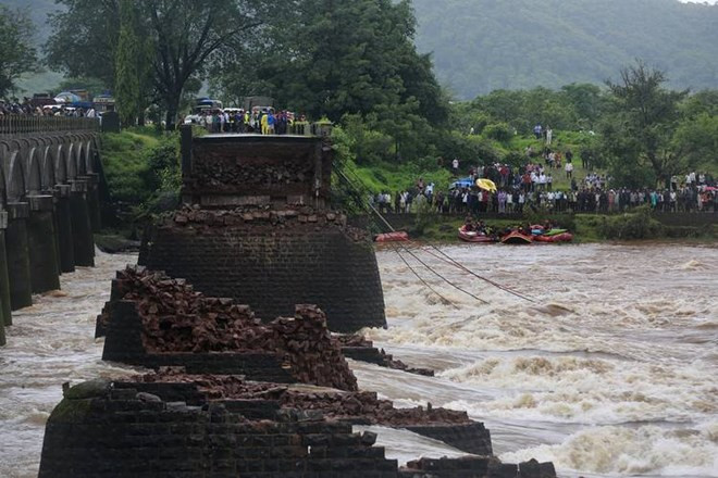 Colapso de puente deja tres muertos en Indonesia ảnh 1 Colapso de puente deja tres muertos en Indonesia ảnh 1