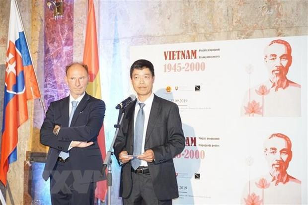 Presentan en Eslovaquia carteles de Vietnam en diferentes períodos históricos ảnh 1 Presentan en Eslovaquia carteles de Vietnam en diferentes períodos históricos ảnh 1