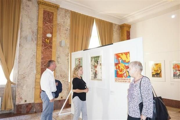 Carteles de propaganda vietnamita en exhibición en Eslovaquia ảnh 1 Carteles de propaganda vietnamita en exhibición en Eslovaquia ảnh 1