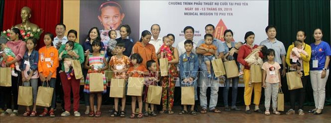 Realizan en Vietnam cirugías gratuitas a más de 200 niños con deformaciones faciales ảnh 1