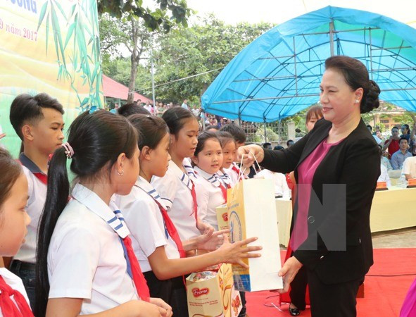 Presidenta del Parlamento felicita a niños de Tuyen Quang en ocasión de Fiesta de Medio Otoño ảnh 1