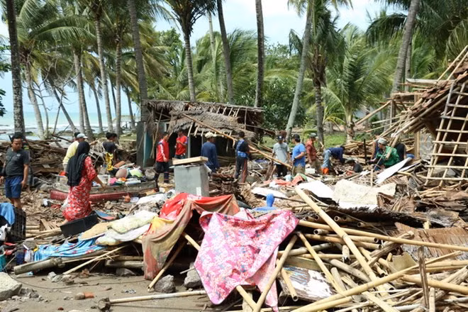 Afectados de tsunami en Indonesia reestabilizan la vida ảnh 1