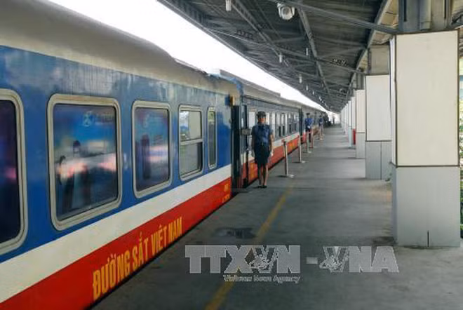 Vietnam se esfuerza para satisfacer demanda de transporte ferroviaria en días feriados de Tet ảnh 1