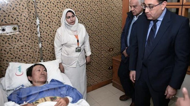 Premier egipcio visita a vietnamitas heridos por explosión de autobús en Giza ảnh 1 Premier egipcio visita a vietnamitas heridos por explosión de autobús en Giza ảnh 1