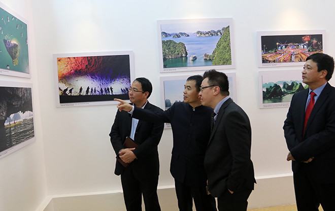 Exponen en Hanoi obras de pintores chinos ảnh 1 Exponen en Hanoi obras de pintores chinos ảnh 1