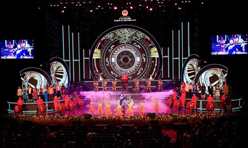 Programa “Primavera en tierra natal” trae de vuelta artistas vietnamitas en ultramar ảnh 1 Programa “Primavera en tierra natal” trae de vuelta artistas vietnamitas en ultramar ảnh 1