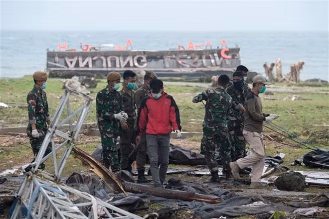 Indonesia utiliza drones y perros para localizar a sobrevivientes del tsunami ảnh 1