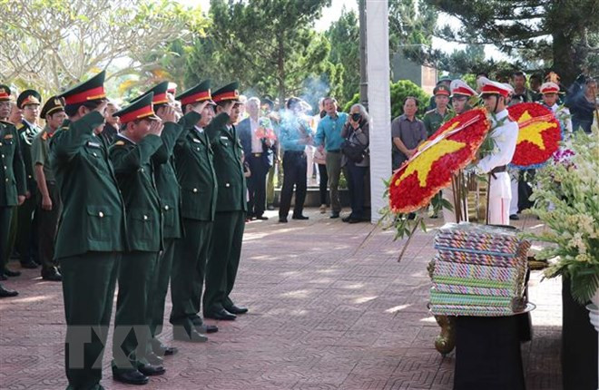 Celebran acto de entierro de restos de mártires vietnamitas en provincias de Gia Lai y Ha Giang ảnh 1