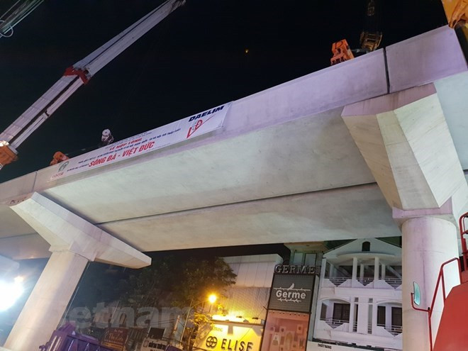 Se conectan última viga de la estación de tren urbano en Hanoi ảnh 1 Se conectan última viga de la estación de tren urbano en Hanoi ảnh 1