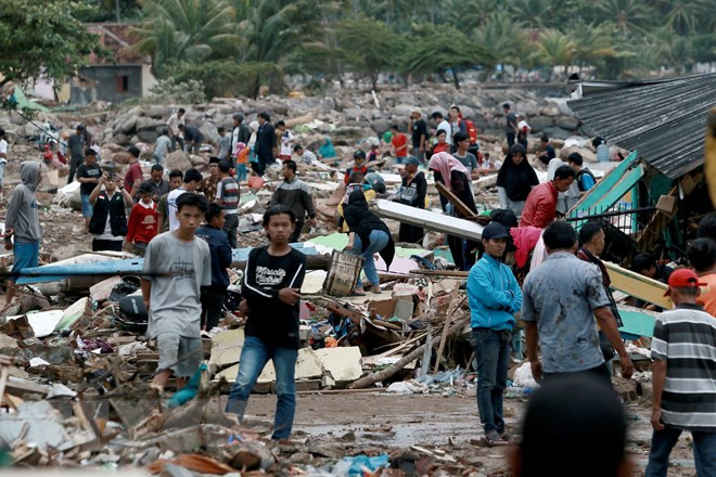 Más de 280 muertos y mil heridos tras tsunami en Indonesia ảnh 1 Más de 280 muertos y mil heridos tras tsunami en Indonesia ảnh 1