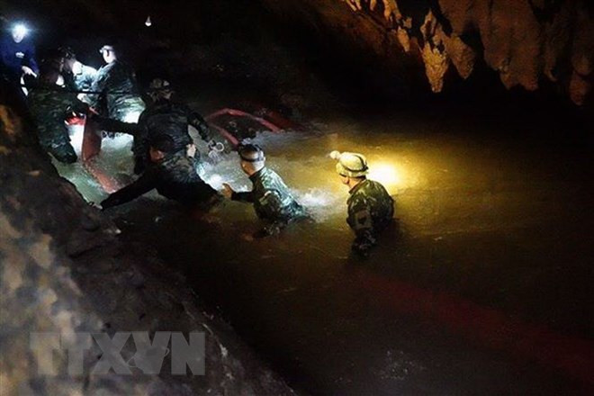 Familia Real Británica condecora grupo de rescatistas de niños atrapados en Tailandia ảnh 1