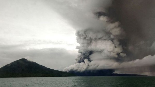 Indonesia aumenta alerta de erupción de volcán Anak Krakatau ảnh 1 Indonesia aumenta alerta de erupción de volcán Anak Krakatau ảnh 1