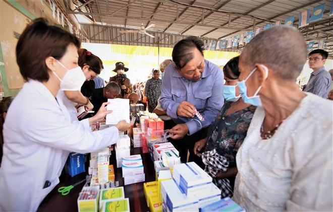 Médicos vietnamitas ofrecen chequeos médicos gratuitos para personas necesitadas en Camboya ảnh 1 Médicos vietnamitas ofrecen chequeos médicos gratuitos para personas necesitadas en Camboya ảnh 1