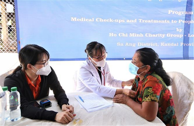 Médicos vietnamitas ofrecen chequeos médicos gratuitos para personas necesitadas en Camboya ảnh 2 Médicos vietnamitas ofrecen chequeos médicos gratuitos para personas necesitadas en Camboya ảnh 2