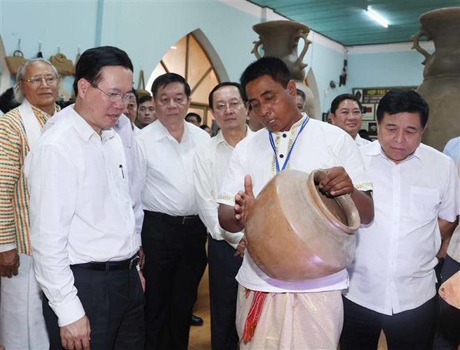 Efectúan acto de recibimiento del título de UNESCO para alfarería de Cham ảnh 4 Efectúan acto de recibimiento del título de UNESCO para alfarería de Cham ảnh 4