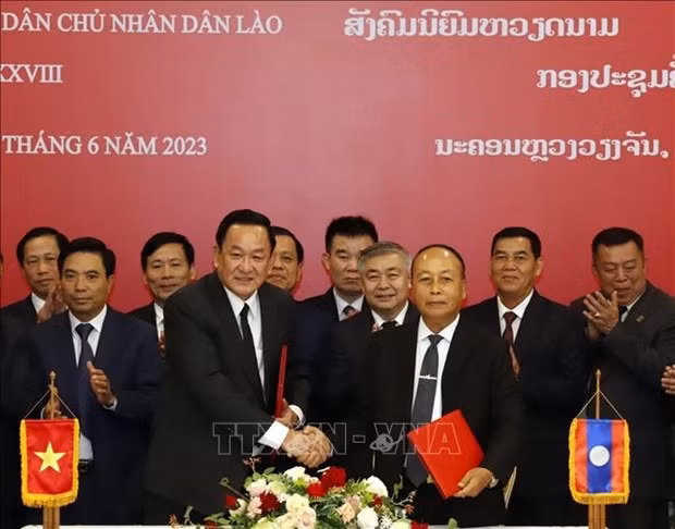Vietnam y Laos revisan búsqueda de restos de soldados voluntarios y expertos vietnamitas ảnh 1