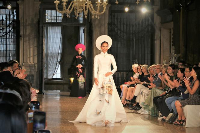 Desfile de moda divulga imagen de Vietnam entre amigos italianos ảnh 1