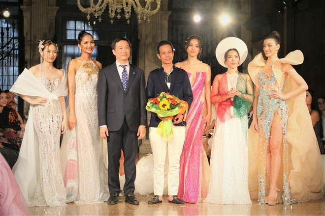 Desfile de moda divulga imagen de Vietnam entre amigos italianos ảnh 2 Desfile de moda divulga imagen de Vietnam entre amigos italianos ảnh 2