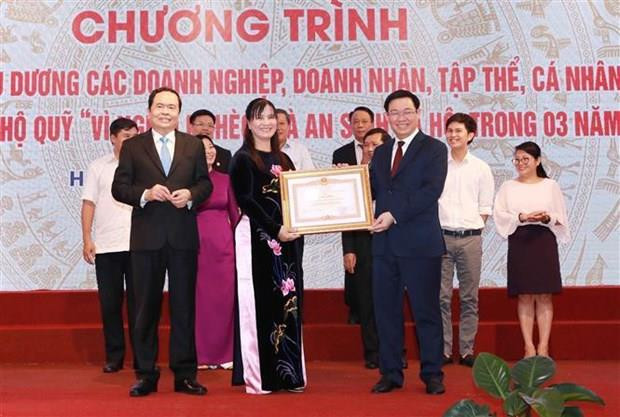 Reconocen aportes de colectivos y personas al fondo por los pobres en Vietnam ảnh 1 Reconocen aportes de colectivos y personas al fondo por los pobres en Vietnam ảnh 1