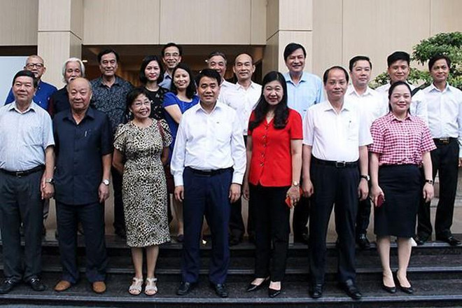 Honran a artistas e intelectuales destacados en ocasión del Día de Liberación de Hanoi ảnh 1 Honran a artistas e intelectuales destacados en ocasión del Día de Liberación de Hanoi ảnh 1