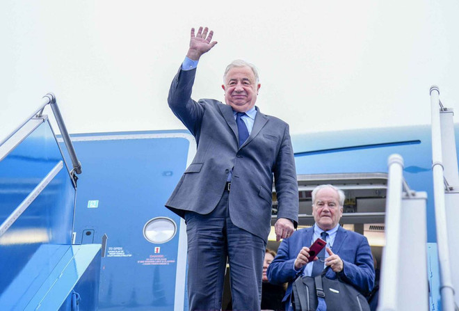 Presidente del Senado francés llega a Hanoi para iniciar visita oficial a Vietnam ảnh 1 Presidente del Senado francés llega a Hanoi para iniciar visita oficial a Vietnam ảnh 1