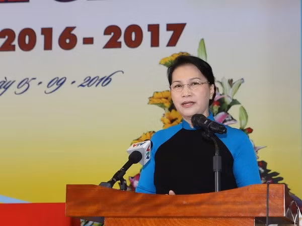 Presidenta de Parlamento de Vietnam efectúa visita a Laos ảnh 1