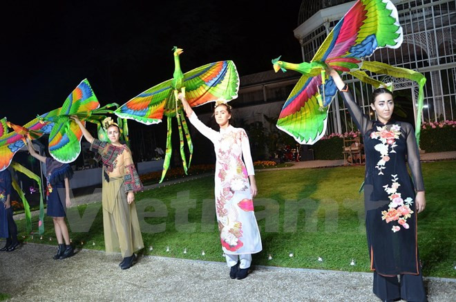 Brocado de Vietnam se presenta en capital de moda del mundo ảnh 1 Brocado de Vietnam se presenta en capital de moda del mundo ảnh 1