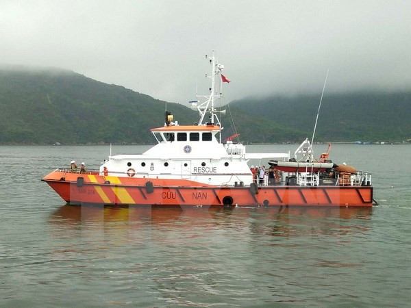 Trasladan a tierra marineros vietnamitas de barco accidentado en el mar ảnh 1 Trasladan a tierra marineros vietnamitas de barco accidentado en el mar ảnh 1