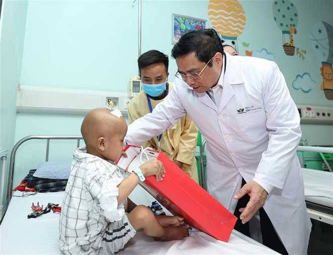 Premier vietnamita visita pacientes pediátricos con motivo del Día Internacional del Niño ảnh 1 Premier vietnamita visita pacientes pediátricos con motivo del Día Internacional del Niño ảnh 1