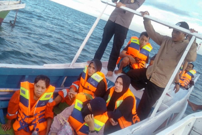 Indonesia: 31 personas rescatadas y 11 desparecidas tras hundimiento de ferry ảnh 1 Indonesia: 31 personas rescatadas y 11 desparecidas tras hundimiento de ferry ảnh 1