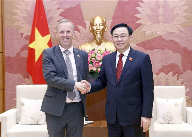 Presidente de Parlamento vietnamita recibe al embajador británico en Hanoi ảnh 1 Presidente de Parlamento vietnamita recibe al embajador británico en Hanoi ảnh 1