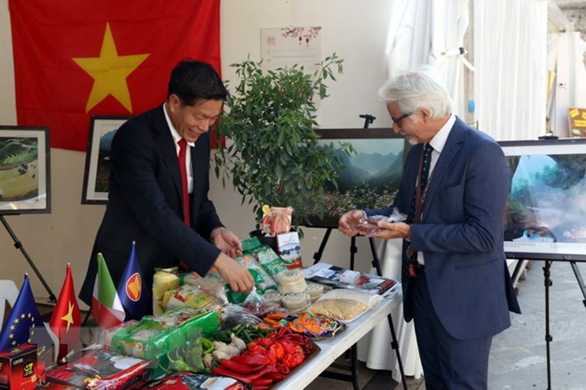 Productos agrícolas de Vietnam presentes en la Feria Internacional de chile en Italia ảnh 1