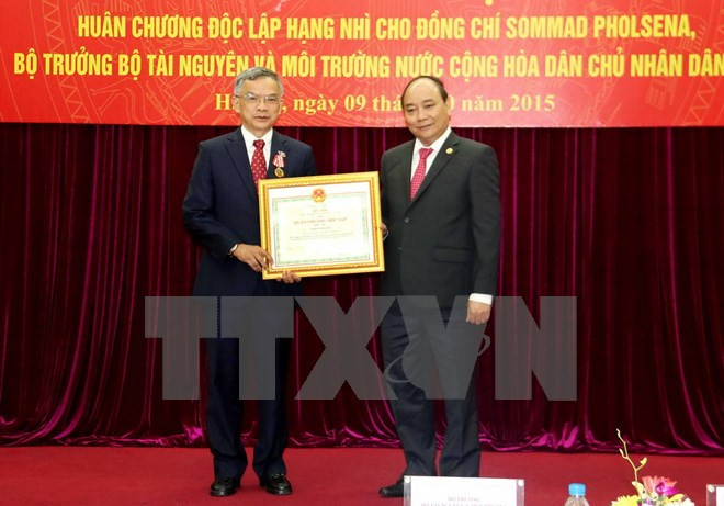 Ministro laosiano condecorado con Orden de Independencia de Vietnam ảnh 1 Ministro laosiano condecorado con Orden de Independencia de Vietnam ảnh 1