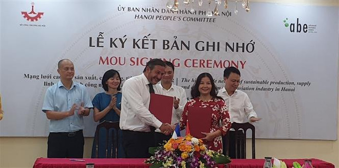 Hanoi coopera con empresa francesa en industria de aviación ảnh 2 Hanoi coopera con empresa francesa en industria de aviación ảnh 2