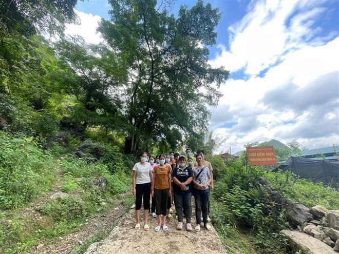 Guardias fronterizas de provincia vietnamita contienen a decenas de inmigrantes ilegales ảnh 1 Guardias fronterizas de provincia vietnamita contienen a decenas de inmigrantes ilegales ảnh 1