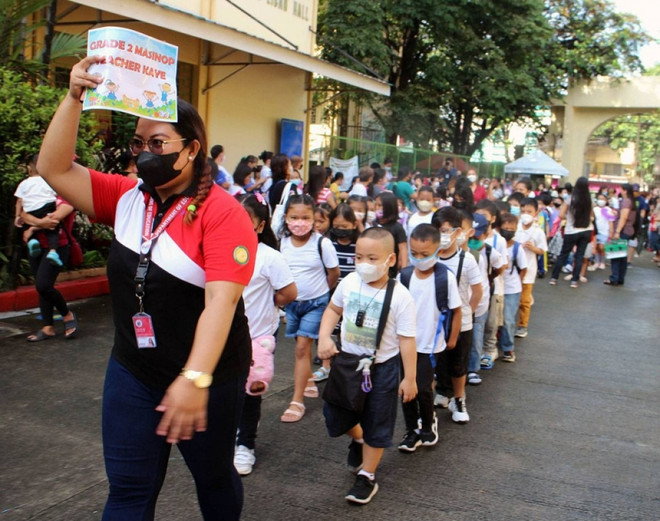 Estudiantes filipinos regresan a escuelas después de más de dos años ảnh 1