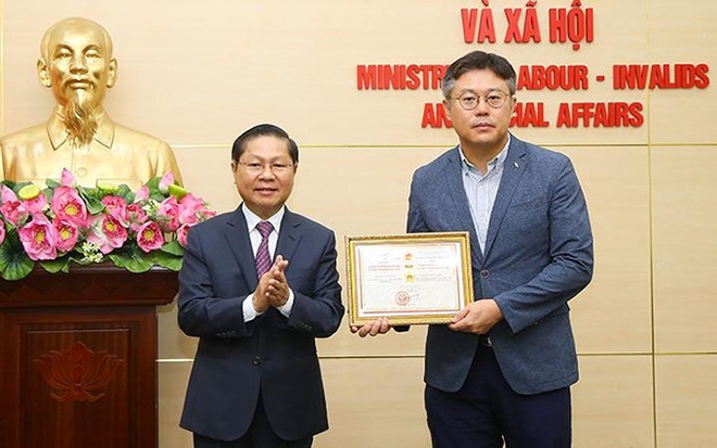 Honran al representante de Agencia Surcoreana para el Desarrollo de Recursos Humanos en Vietnam ảnh 1 Honran al representante de Agencia Surcoreana para el Desarrollo de Recursos Humanos en Vietnam ảnh 1