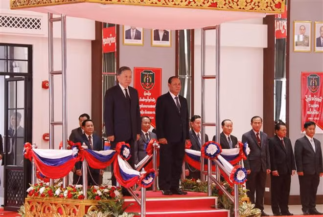 Ministro de Seguridad Pública de Vietnam se reúne con dirigentes de Laos ảnh 1