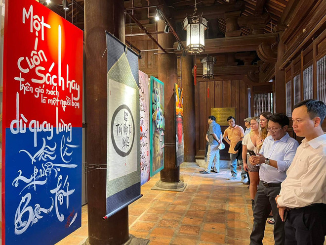 Efectúan exposición sobre caligrafía y graffiti en Templo de la Literatura en Hanoi ảnh 2
