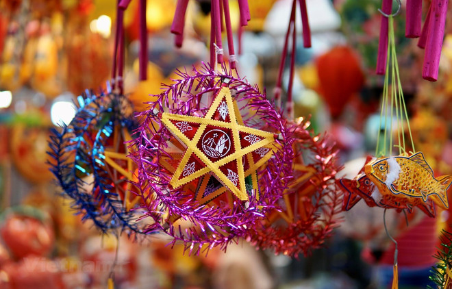 Aldea artesanal de linternas en Vietnam ocupada antes del festival de mediados de otoño ảnh 1