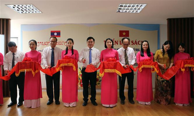 Inauguran exposición de libros sobre gran amistad Vietnam – Laos ảnh 1 Inauguran exposición de libros sobre gran amistad Vietnam – Laos ảnh 1