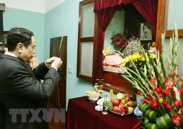 Titular de mayor organización de masas de Vietnam rinde tributo al Tío Ho ảnh 1 Titular de mayor organización de masas de Vietnam rinde tributo al Tío Ho ảnh 1