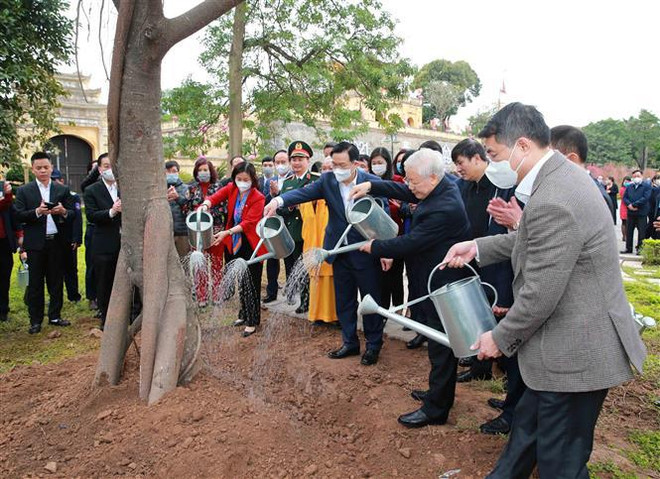 Máximo dirigente de Vietnam rinde tributo a héroes y mártires en ocasión del Tet ảnh 2 Máximo dirigente de Vietnam rinde tributo a héroes y mártires en ocasión del Tet ảnh 2