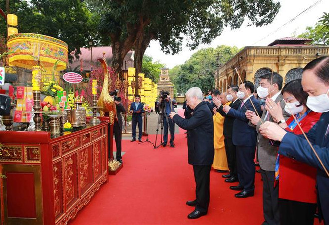Máximo dirigente de Vietnam rinde tributo a héroes y mártires en ocasión del Tet ảnh 1 Máximo dirigente de Vietnam rinde tributo a héroes y mártires en ocasión del Tet ảnh 1