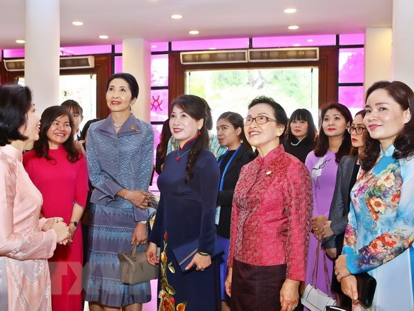 Cónyuges de líderes de GMS visitan museo de mujeres vietnamitas ảnh 1 Cónyuges de líderes de GMS visitan museo de mujeres vietnamitas ảnh 1