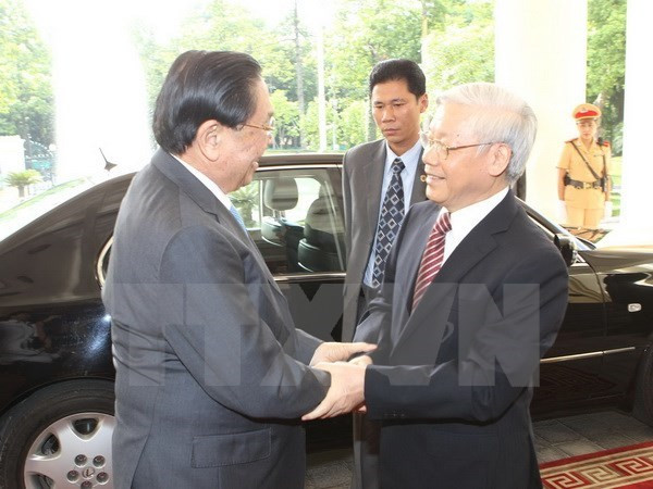 Dirigentes vietnamitas felicitan a Laos por el Día Nacional ảnh 1 Dirigentes vietnamitas felicitan a Laos por el Día Nacional ảnh 1
