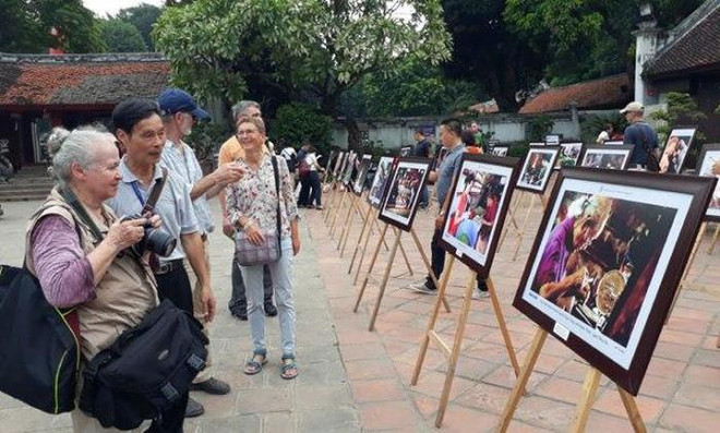 Inauguran exposición de fotos por 65 años de liberación de Hanoi ảnh 1 Inauguran exposición de fotos por 65 años de liberación de Hanoi ảnh 1