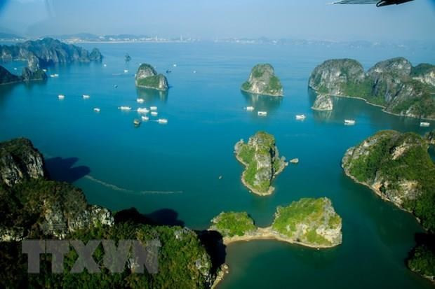 Maravillo paseo en helicóptero sobre la Bahía de Ha Long ảnh 1 Maravillo paseo en helicóptero sobre la Bahía de Ha Long ảnh 1